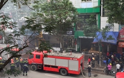 Hàng cơm trên phố Bà Triệu cháy dữ dội