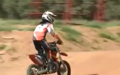 Video: Bé gái 11 tuổi đua mô tô địa hình siêu đỉnh