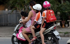 Giật mình 7 trẻ em “cưỡi” trên một chiếc xe máy