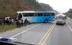 Xe khách tông xe con lật ngửa trên cao tốc Nội Bài-Lào Cai
