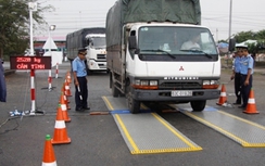 Xác minh vi phạm tại Trạm kiểm tra tải trọng xe Bình Định