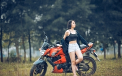 Nữ sinh cấp 3 lén lút “hẹn hò” Yamaha FZ giữa đồng cỏ hoang