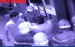 Video: Nghẹt thở giải cứu 16 người kẹt trong thang máy ở TP.HCM