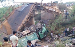 Đắk Lắk: Sập cầu sắt, xe tải và người rơi xuống sông