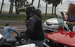 Sau va chạm giao thông, người phụ nữ rút súng "xử" biker