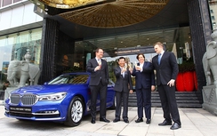 BMW 730Li màu xanh "hoàng gia" của khách sạn The Reverie Saigon