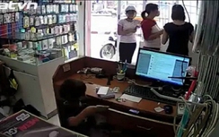 Bức xúc clip người phụ nữ "dạy" bé trai trộm điện thoại