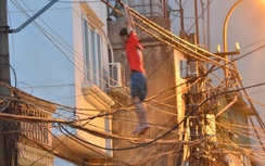 Video: Thanh niên đu dây điện, dân mang chăn ra "hứng"