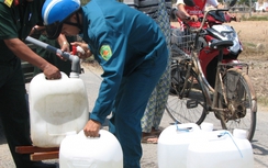 Long An: Bộ đội cấp nước sinh hoạt miễn phí cho người dân