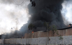 Cháy lớn, khói đen bốc cao hàng trăm mét ở Biên Hòa