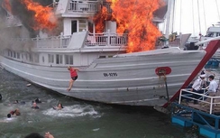 Cháy tàu trên vịnh Hạ Long, 37 du khách nhảy xuống biển thoát thân