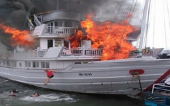 Video: Cháy tàu du lịch, khách nhảy xuống biển thoát thân
