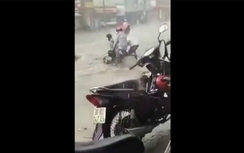 Mưa lớn "quật ngã" hàng loạt xe máy tại Đồng Nai