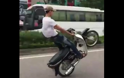 Thanh niên coi rẻ tính mạng, "táo tợn" bốc đầu xe máy trên đường