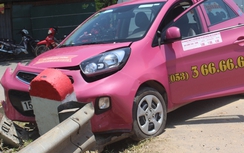 Tránh xe máy băng ngang đường, taxi "vỡ đầu"