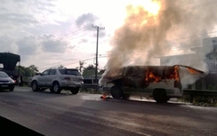 Sau cú tông liên hoàn, ô tô cháy rụi trên quốc lộ 1A