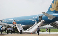 Khách mở cửa máy bay, Vietnam Airlines mất 400 triệu đồng