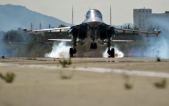 Su-34 ném bom phá hủy nhà máy lọc dầu IS