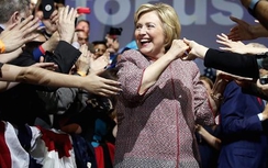 Bà Clinton mặc áo khoác 12.500 USD khi diễn thuyết về bất bình đẳng