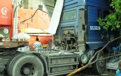Xe container nổ lốp, húc văng dải phân cách giữa Sài Gòn