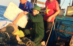 Bộ đội biên phòng Hà Tĩnh cứu 3 ngư dân kiệt sức trên biển