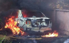 Xe Toyota cháy trơ khung vì đỗ trên đống rơm