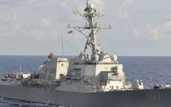 Video: Chiến hạm Mỹ bất ngờ áp sát tàu tuần tra Nga