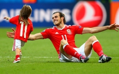 UEFA cấm cầu thủ Xứ Wales đưa con xuống sân ăn mừng