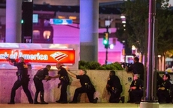 Phút kinh hoàng nhìn 11 cảnh sát Mỹ bị bắn tỉa