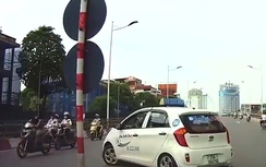 Hà Nội yêu cầu Taxi Vạn Xuân "xử" vụ xe quay đầu trên cầu