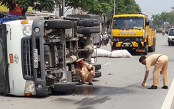 Xe tải lật nghiêng sau va chạm với taxi VIC