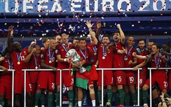 Bồ Đào Nha ngất ngây nâng cúp vô địch EURO 2016