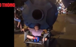 Video: Sốc cảnh chú để cháu "làm xiếc" sau xe kéo giữa Hà Nội