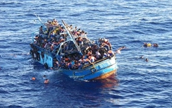 Italia cứu 370 người di cư lênh đênh trên biển Địa Trung Hải