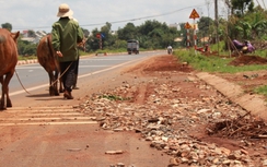 Đắk Lắk: Đường tiền tỷ vừa thông xe kĩ thuật đã rạn nứt