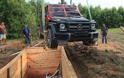 Mercedes G-class bị chôn sống vì... nghệ thuật