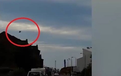 Video: UFO bay giữa bầu trời Scotland báo hiệu ngày tận thế?