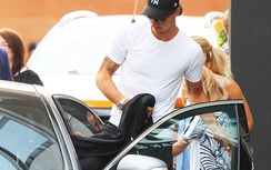 Ibrahimovic "cướp" siêu xe của Van Gaal đưa vợ con đi chơi