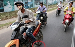 Quên gạt chân chống xe máy có bị xử phạt không?