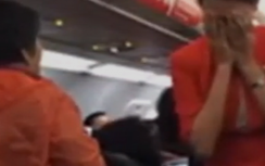 Video: Tiếp viên hàng không bị khách Trung Quốc hất nước cam vào mặt