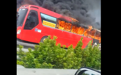 Video: Xe khách bốc cháy ngùn ngụt trên cao tốc Pháp Vân