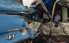 Ba xe ô tô đâm nhau trên QL2, 11 người bị thương
