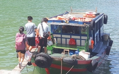 Nguy hiểm tàu cá chở khách du lịch “chui” trên vịnh Hạ Long