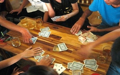 Bắt gọn nhóm đánh bạc trên đường tuần tra