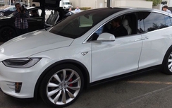 Tesla Model X tự lái chở tài xế đi cấp cứu