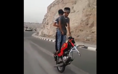 Hai cậu nhóc “liều lĩnh” bốc đầu xe máy không bánh trước