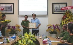 Hải quan Tân Sơn Nhất nhận bằng khen của Bộ trưởng Công an
