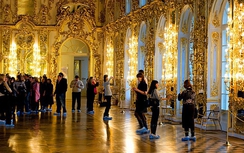 Khách Trung Quốc cho con “tè bậy” trên sàn cung điện Hoàng gia Nga