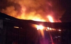 Chợ huyện Hương Khê bốc cháy dữ dội trong đêm