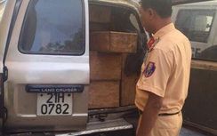 CSGT bắt giữ xe sang chở 62 khúc gỗ pơ mu lậu
